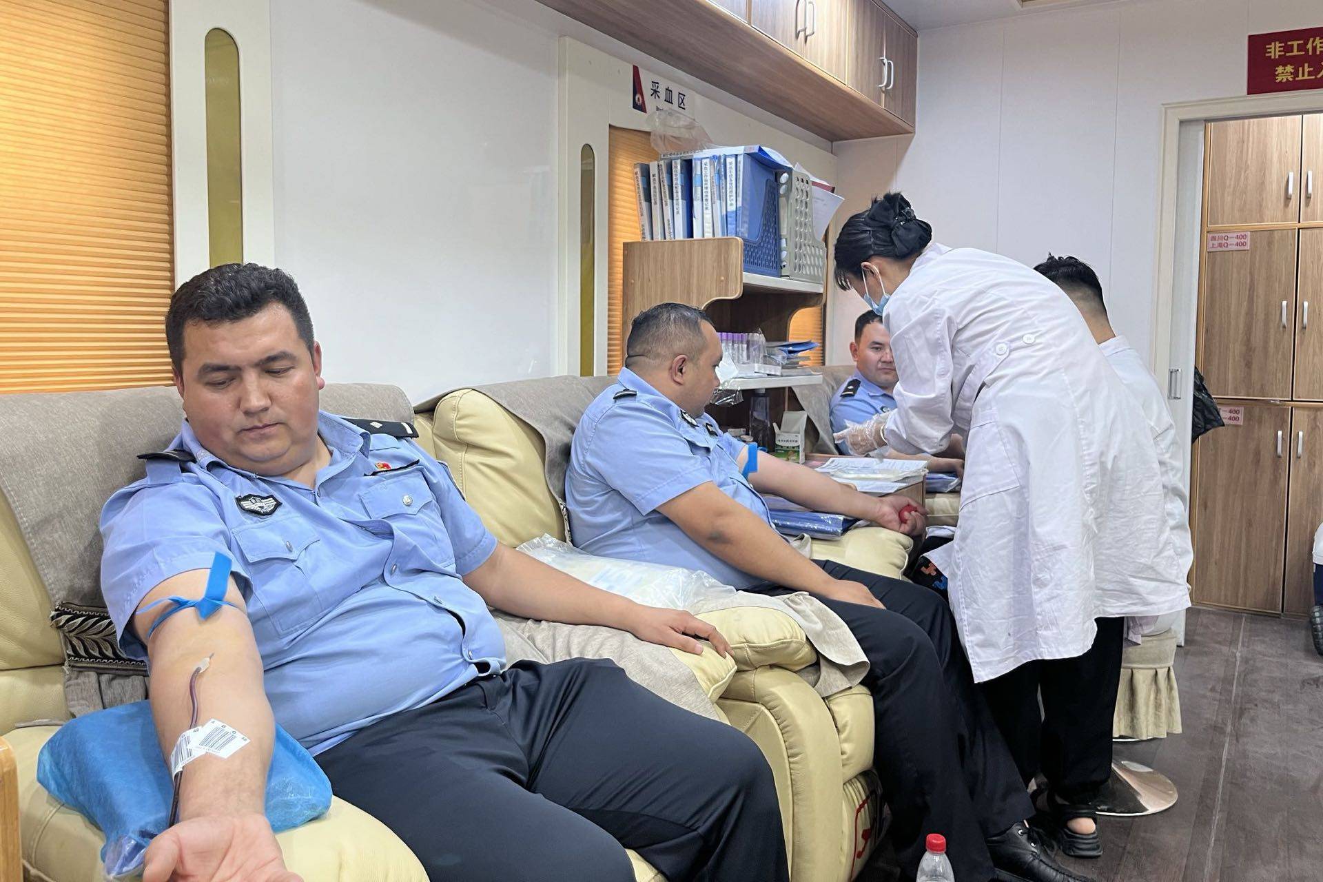 排祖拉·图尔逊摄5月20日下午,轮台县公安局民警辅警在巴州中心血站