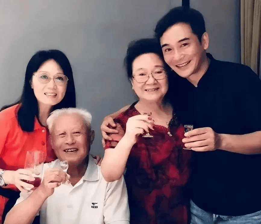 他被称为最帅男演员,不顾父母反对娶大15岁妻恩爱至今,没生孩子也幸福