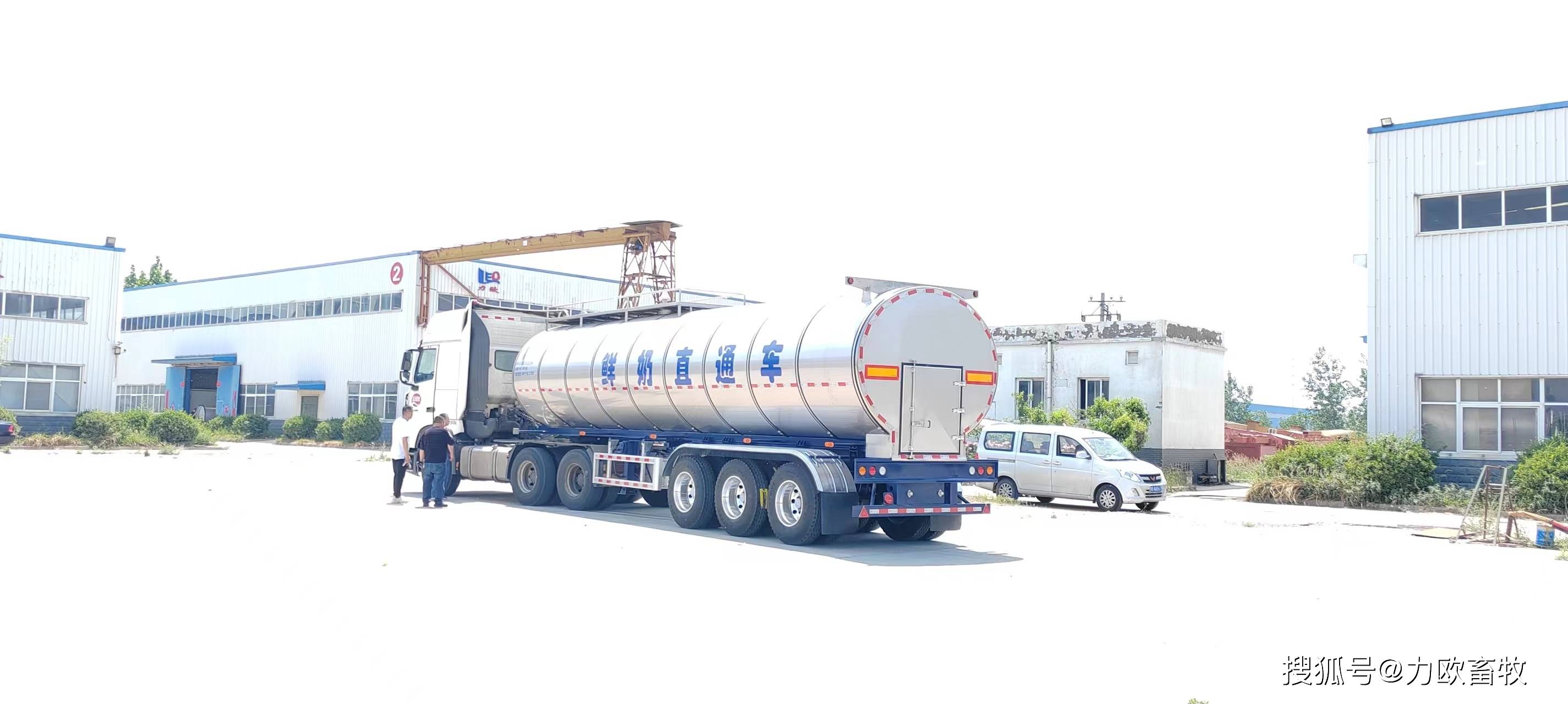 鲜奶运输车是一种液体食品运输工具