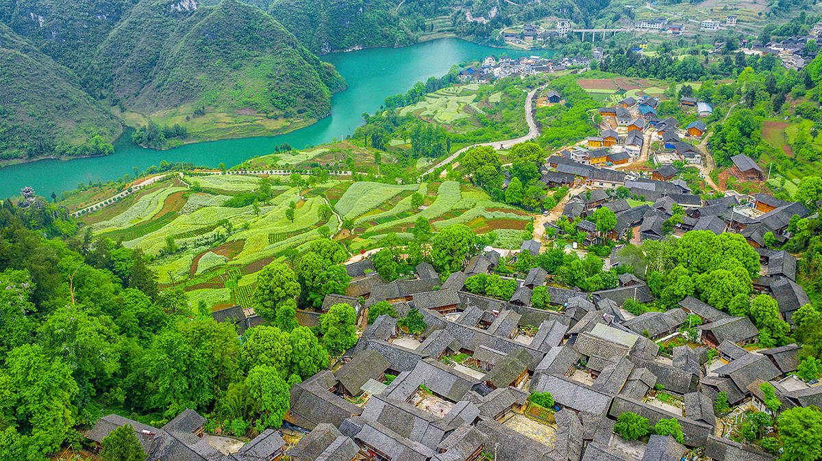 贵州铜仁的中国历史文化名村,宝蓝河水边的石阡"楼上古寨"