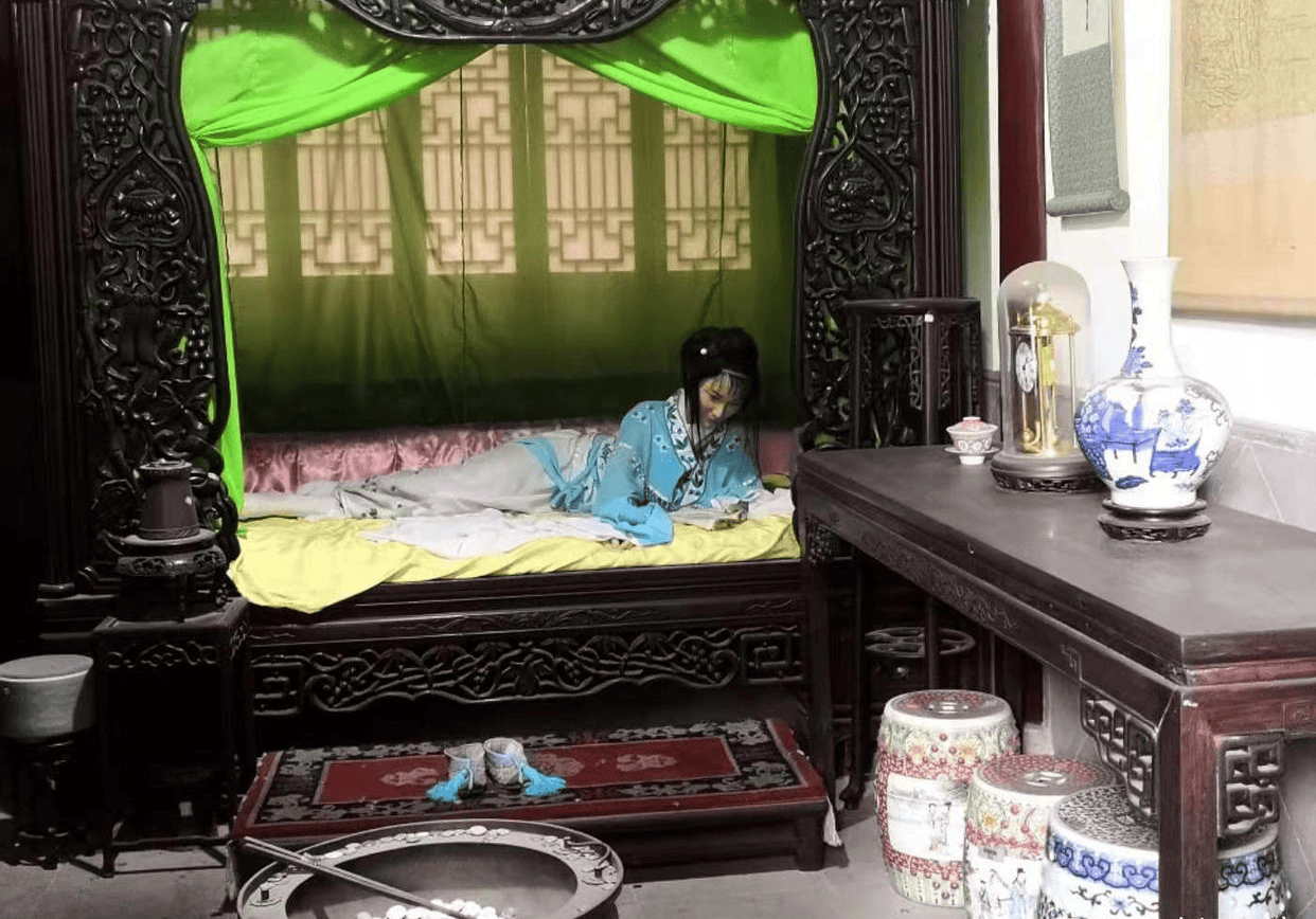 衡芜苑里,假山很多,这位书中贾宝玉的少奶奶,温良谦和,但却只得到了