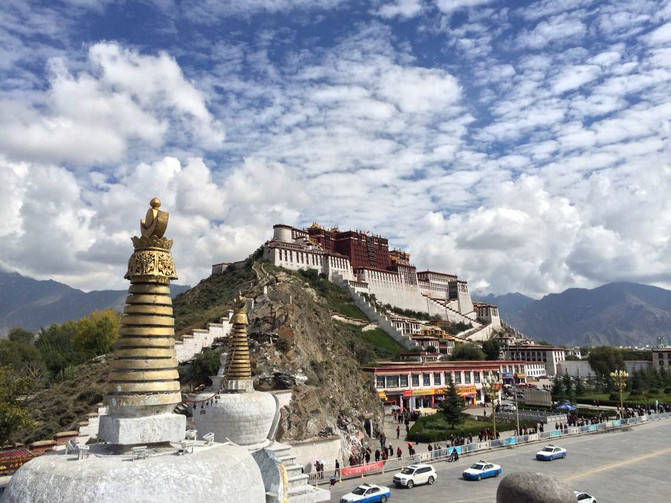 这座宏伟的宫殿是西藏的象征,也是拉萨的标志性建筑