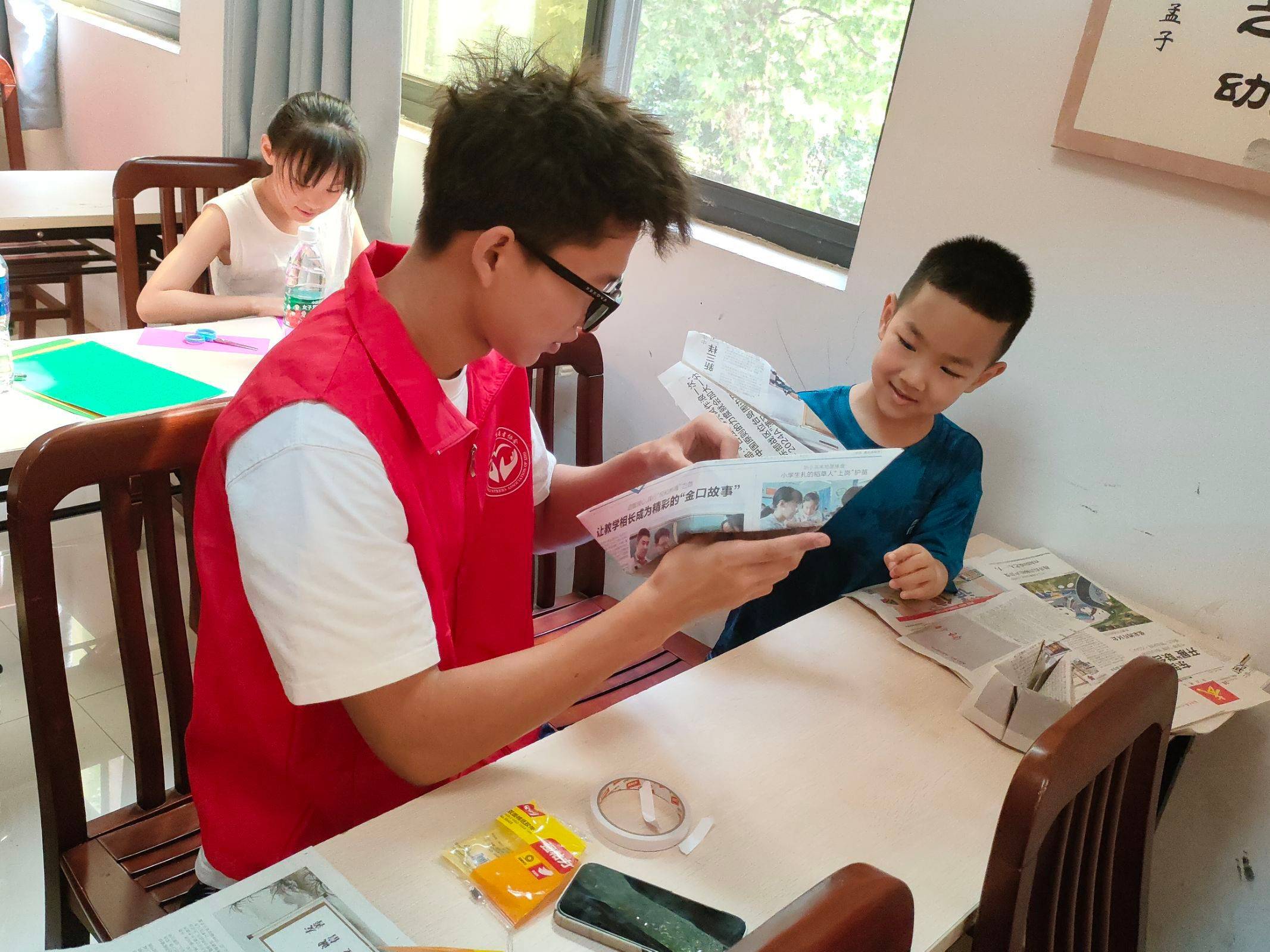 七一二所社区废旧报纸diy活动