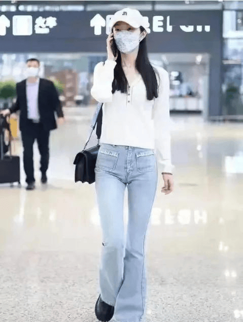 宋轶官宣恋爱后换了风格,穿黑外套 超短裤 黑丝,34岁美出新高度