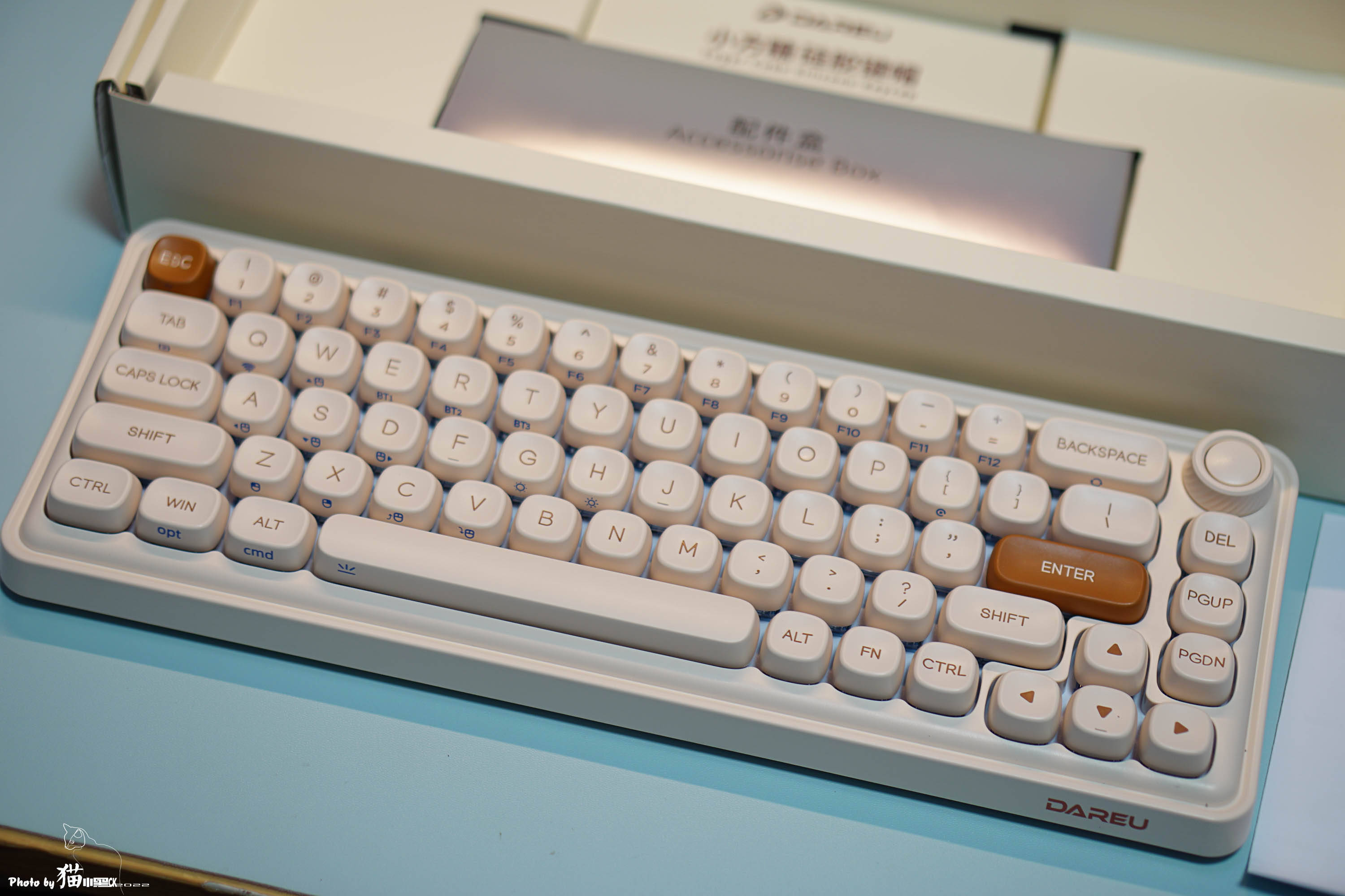 达尔优小方糖z68机械键盘的外包装就很有心思,它采用了键盘线条简笔画