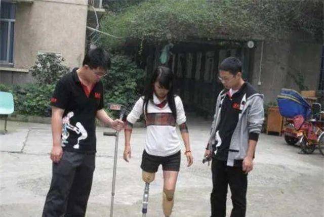 汶川地震中,她舍身救夫,失去双腿后却被无情抛弃,如今还好吗?