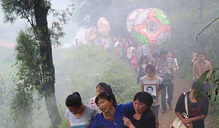 46岁贵州男子,舍命救三人后牺牲,政府奖励66万,千人为其送行