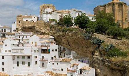 一座巨石压了600年的村庄,日常晒不到太阳,下雨天不需要打伞_尼尔