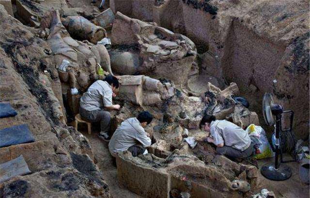 1991年,河北一砖厂塌方,考古队发现稀有墓葬,四年挖出7000国宝
