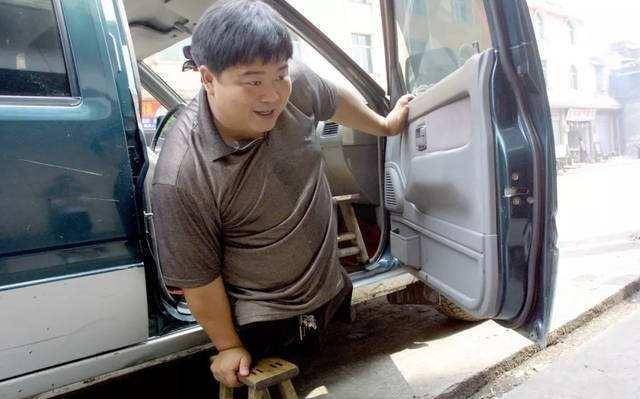 47岁企业家自幼截肢, 21岁借300元创业, 今身价过亿, 一生捐款400万