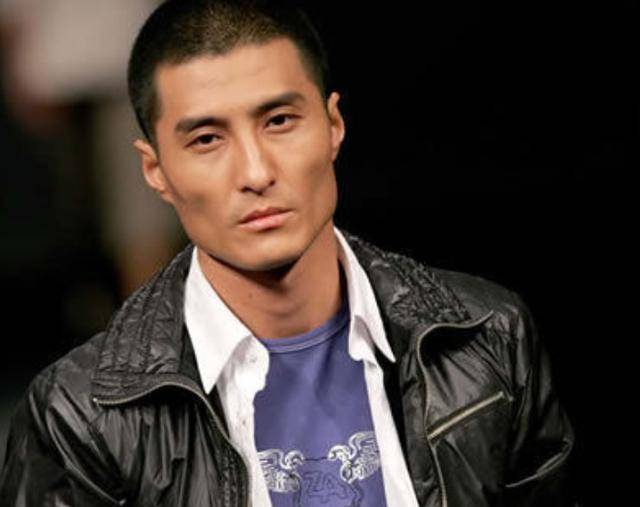 亲兄弟不同命,弟弟衣帽间名牌值2亿,哥哥却在狱中以泪洗面_胡兵_胡东