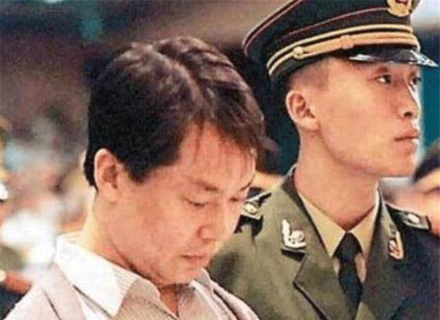 是三教九流之辈,动不动就打打杀杀,这给年幼的张子强造成了很大的影响