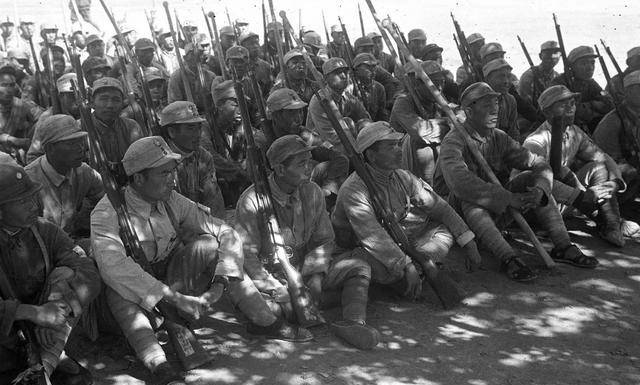 也就是这个时候,黄绍竑,汤恩伯分别给陈赓旅长,刘伯承师长打来"慰问"