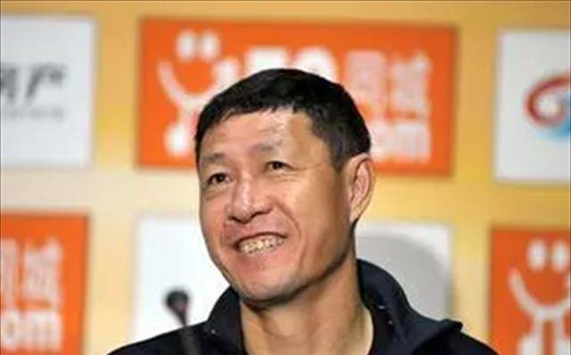 前国脚黎兵与歌星甘萍近况:他足球事业不顺利,她52岁仍显年轻