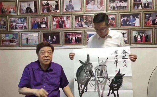 曾经的央视著名主持人赵忠祥就是这样一个特殊的例子,生前画作《五驴