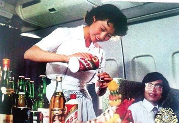 据说从1975年开始坐民航国航的人都能免费得到一瓶茅台.