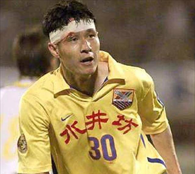 当时辽宁队门将傅玉斌与黎兵是好友,他建议黎兵到辽宁队踢球,当时任职