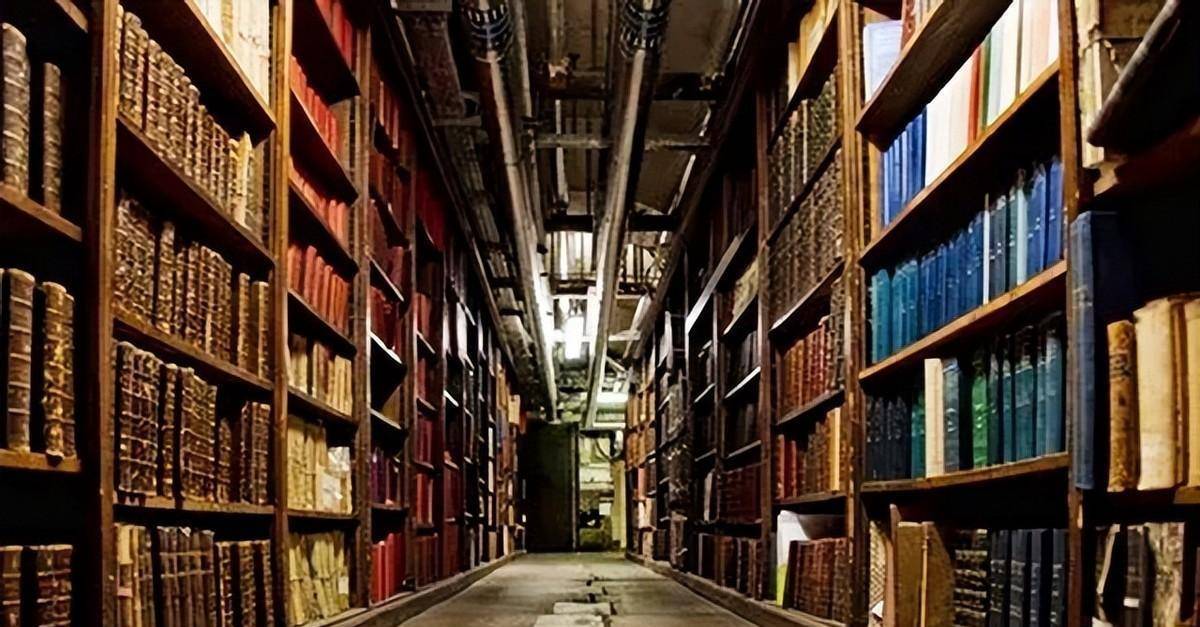 学校附近便是著名的艾伯特广场和约翰·赖兰德图书馆,孔令杰对这里的