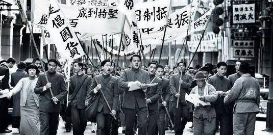 敌匪特冲进房间,要把她带走,她拼死搏斗,终因寡不敌众惨遭杀害