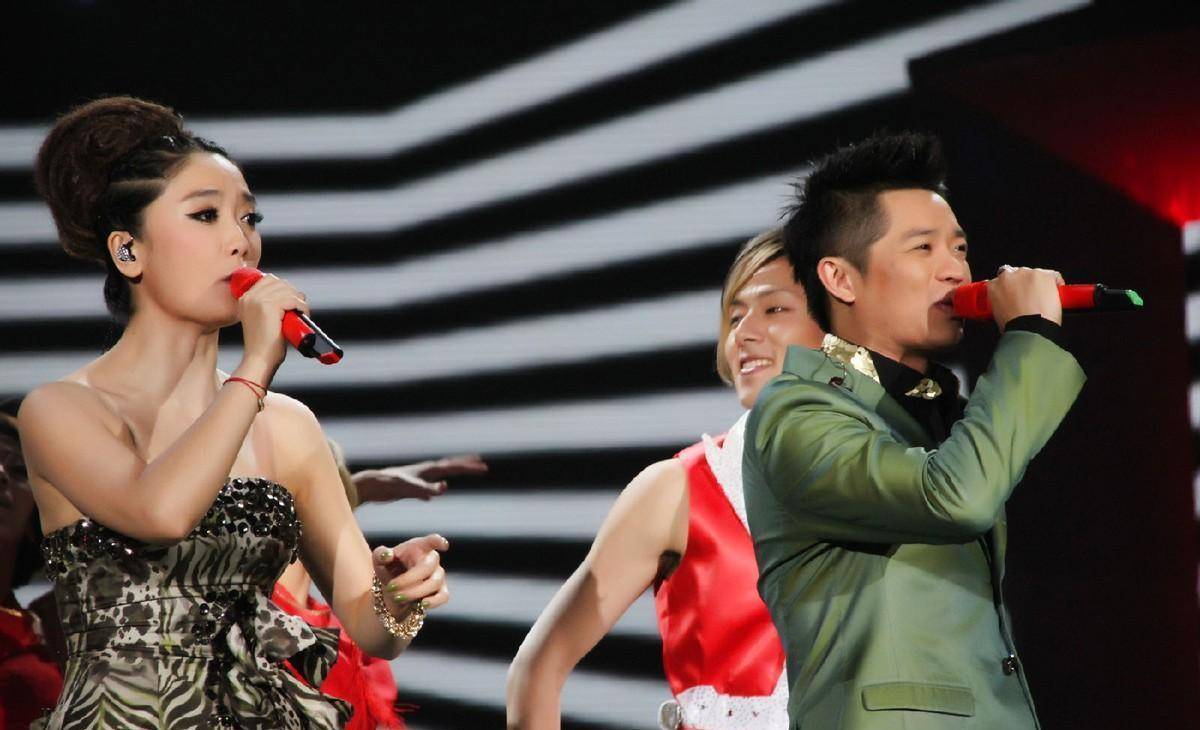 凤凰传奇的歌曲中,民族风格的旋律是他的主基调.