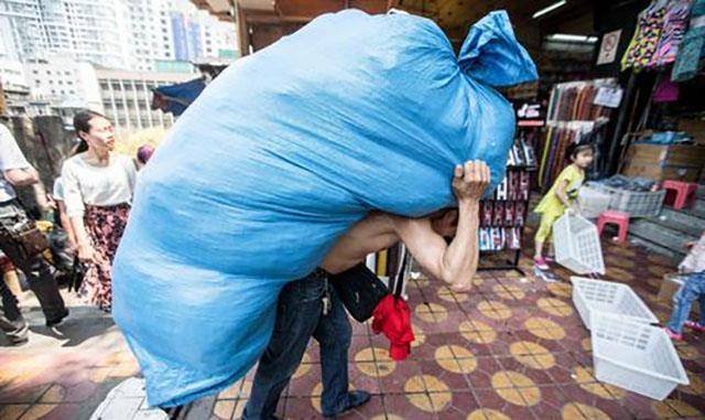 那张重庆棒棒儿照片感动中国,图中父子主人公,如今生活过的好吗?