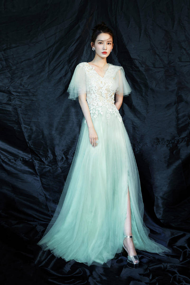 庆余年女主角李沁穿青色长裙的气质美女明星写真