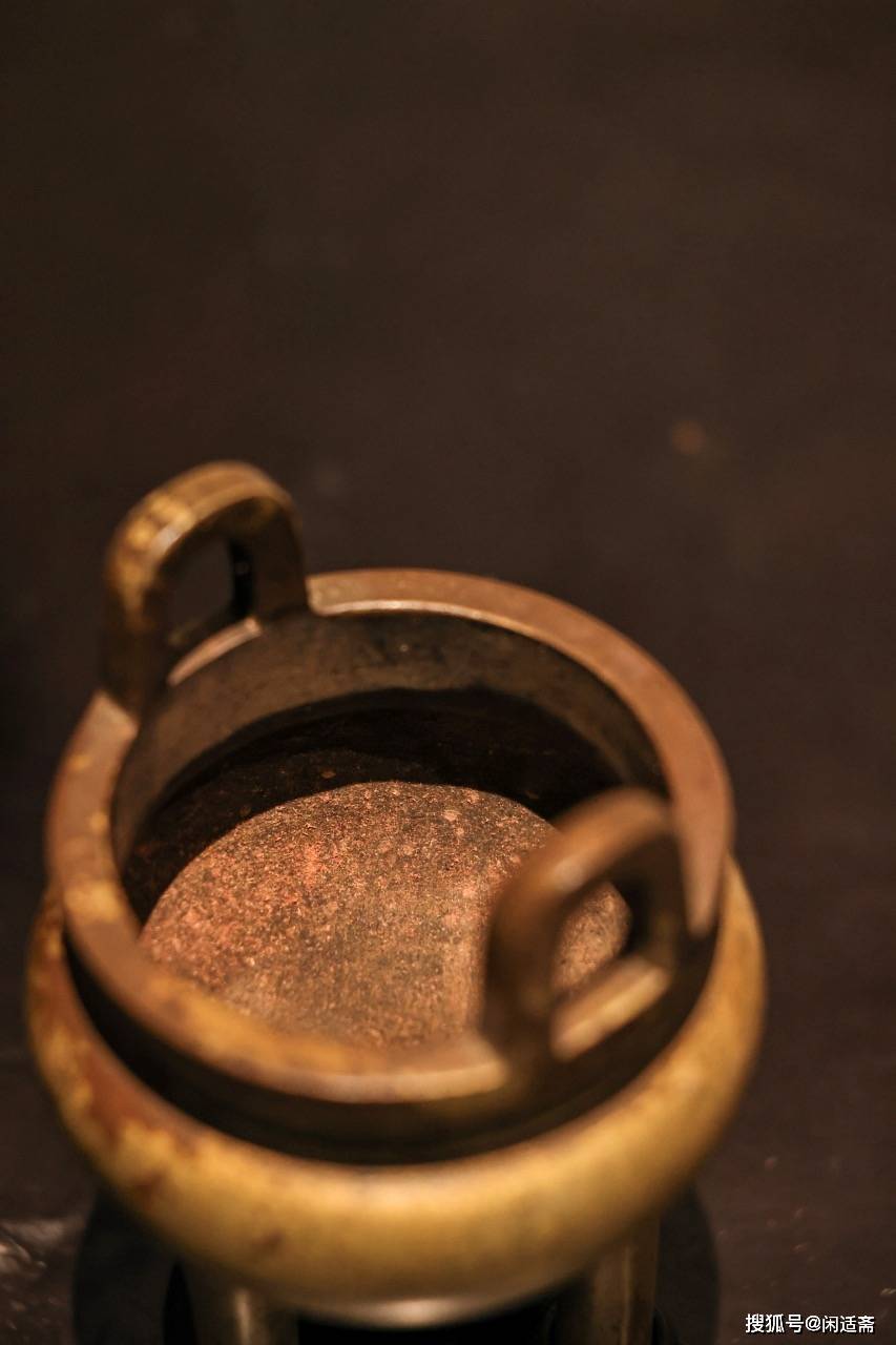 书斋清供,古拙端庄,三足铜香炉_工艺_青铜器_铜质