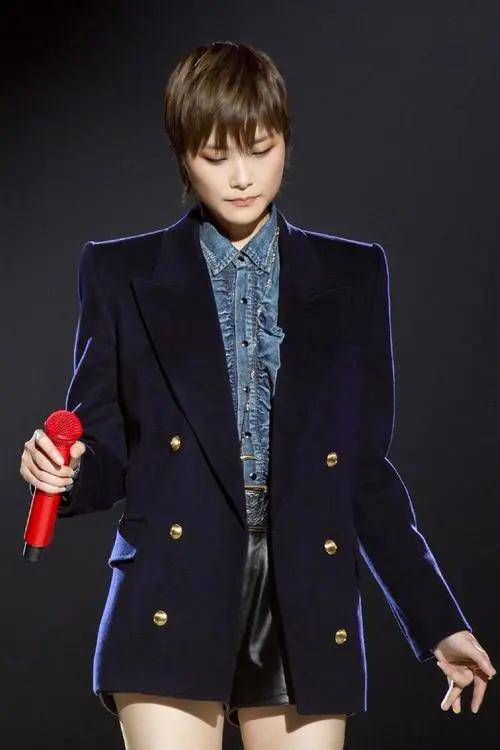 李宇春身着黑丝绒晚礼服亮相,致敬经典,展现独特魅力