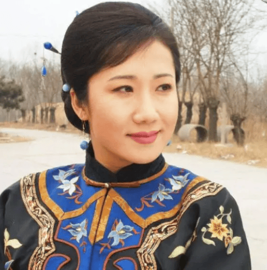 她凭《伪装者》火出圈,54岁不婚不育,母亲是她坚强的后盾_郭虹_生活