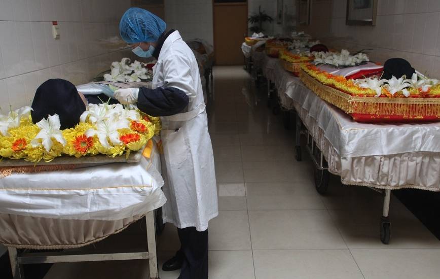 入殓师又可以叫作葬仪师,是一种为死者进行化妆整仪,把死者纳入棺中的