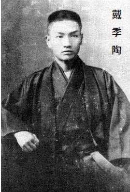 畏妻如虎的戴季陶:终身不认蒋纬国,为婚外情跳江,妻子却出家了