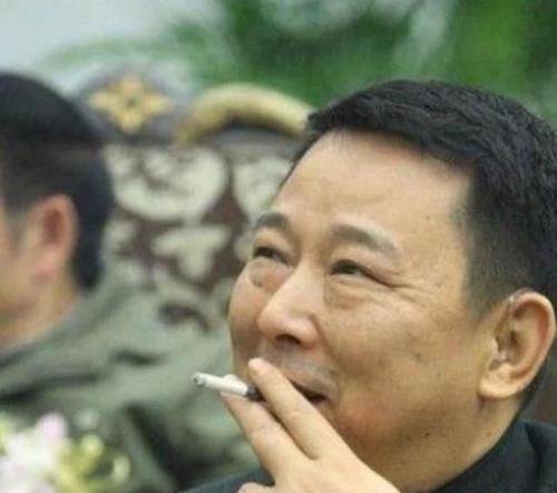 他身价400亿,汶川大地震捐5千万,被捕时家中却搜出一个排的武器_刘汉