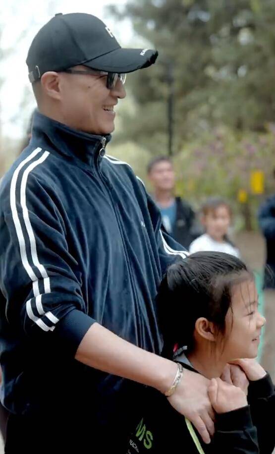 汪峰陪醒醒参加亲子运动会 父女俩玩游戏超认真-搜狐大视野-搜狐新闻