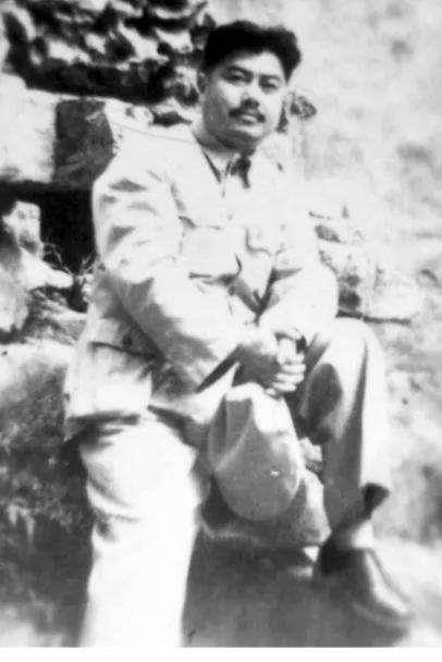 走进办公大楼后,在饶漱石的办公室里,陆兰沁在人群中一眼就认出了父亲