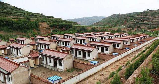 而在山东某些贫困地区,合村并居的政策给农民带来了极大的损害,这不仅