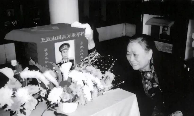 他是李云龙的原型,临终前一直说胡话,儿子不得已撒个谎才安心_王近山