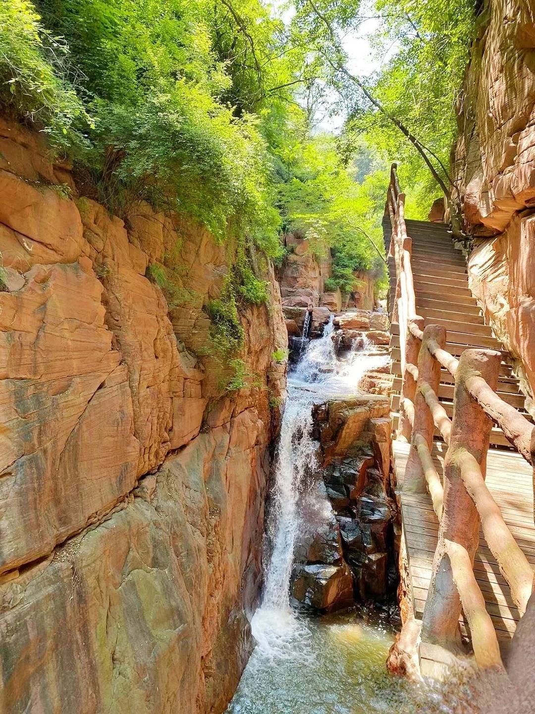 伏羲大峡谷位于河南省郑州新密市西北20公里的伏羲山旅游区内景区植被