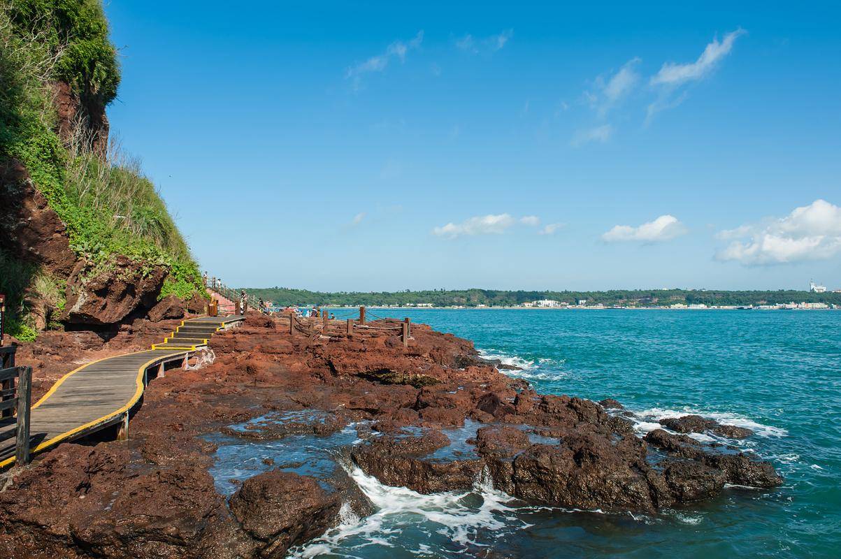 第一天:抵达北海,海滨风光初体验抵达北海后,首先可以前往北海银滩,这