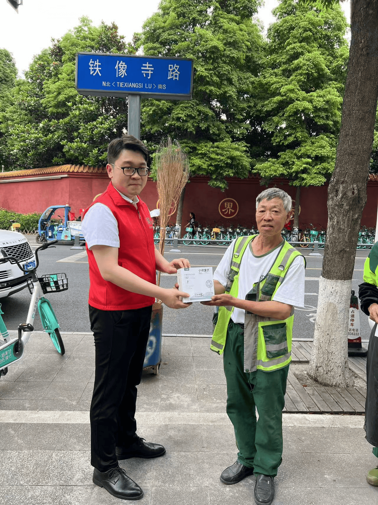 民生银行成都分行：传递夏日清凉 致敬高温下的户外劳动者-民生银行成都运营中心
