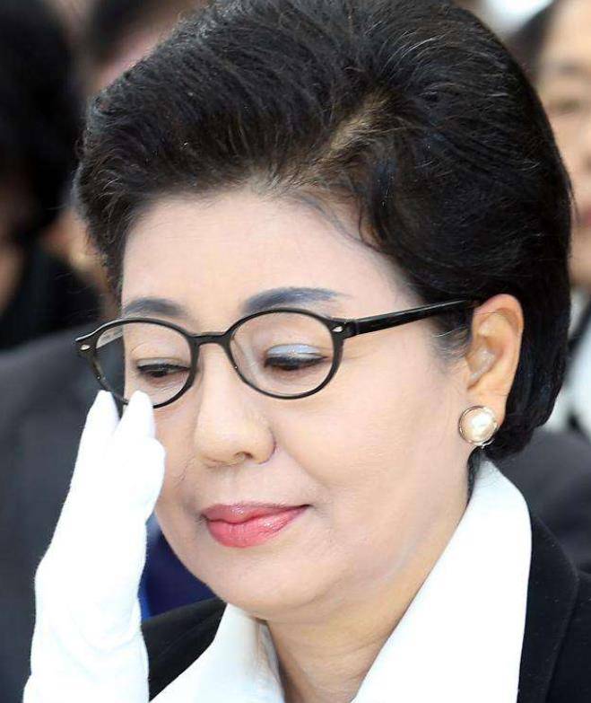 朴家三姐弟:朴槿惠不婚,妹妹嫁小14岁教授,弟弟娶小16岁律师