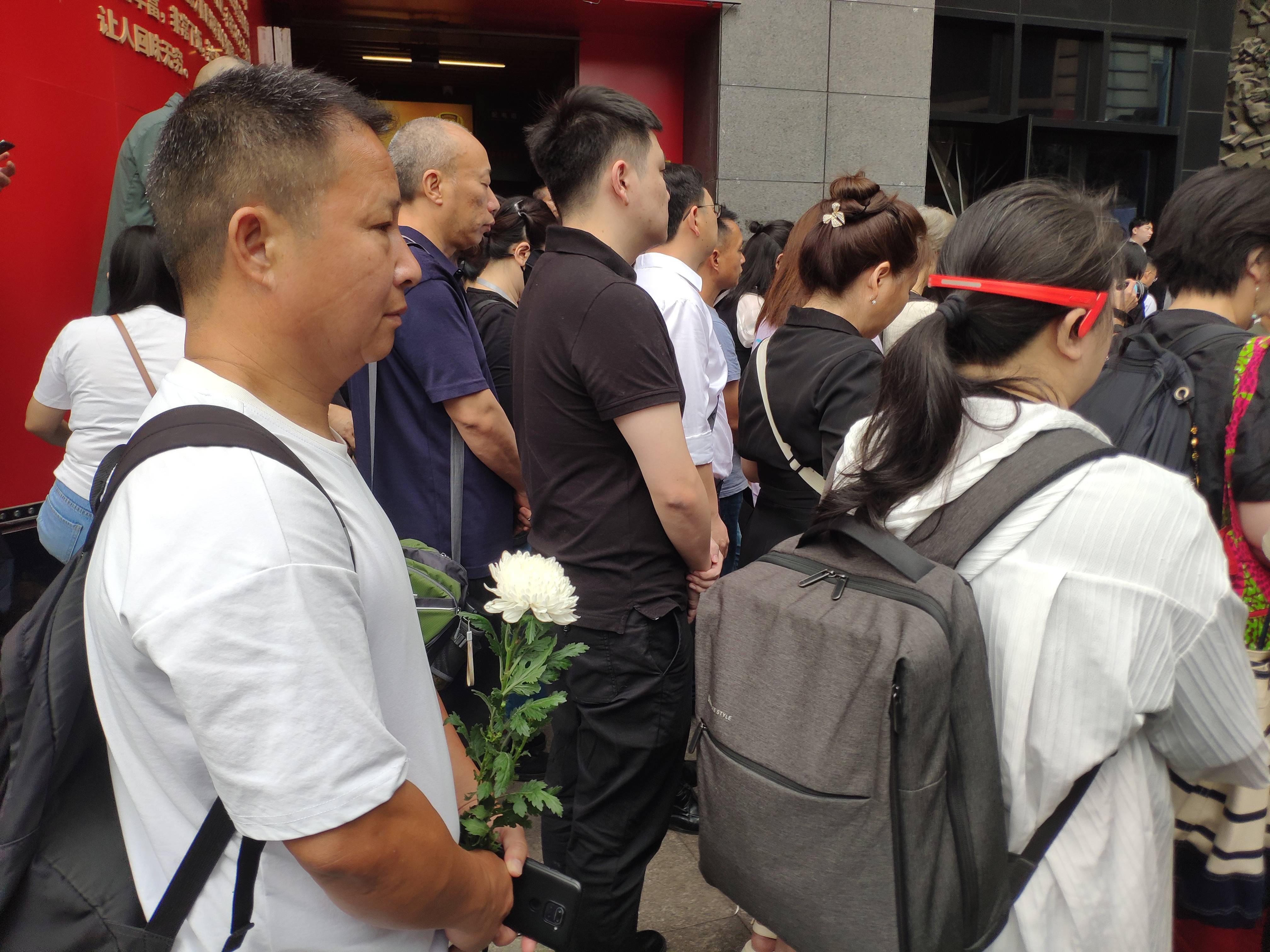 重庆大轰炸"六·五"隧道惨案纪念日 幸存者和市民悼念遇难同胞_菊花