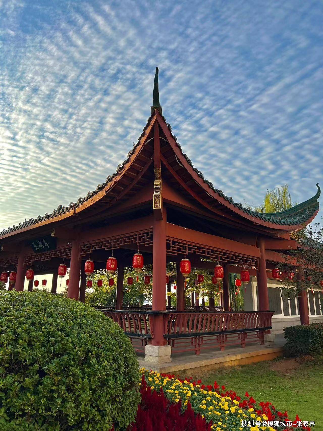 岳阳楼是这里的标志性建筑,你可以登上楼顶,远眺洞庭湖的浩渺烟波