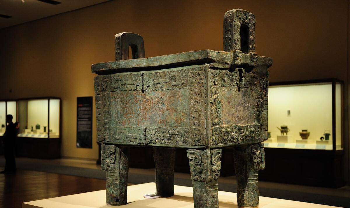 其他各部分均有精美纹饰,且腹部筑有"后母戊"(此前释作"司母戊")三字