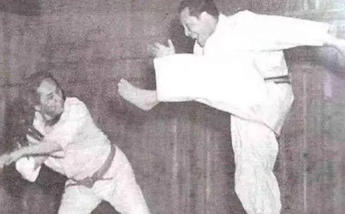 92年前民国武术大赛:江湖上武术精湛的大师,被一个学生踢下擂台