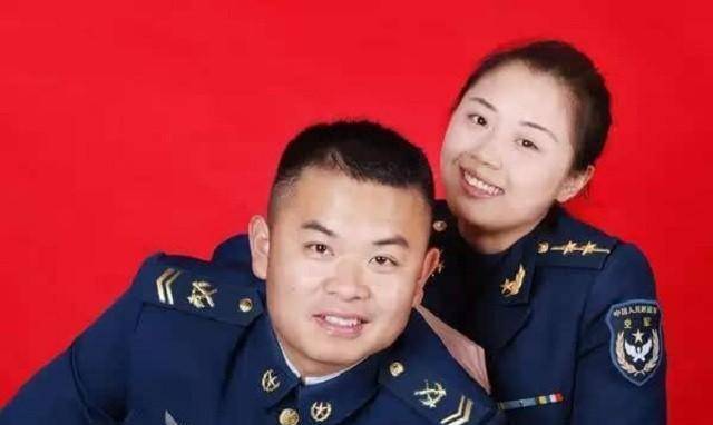 女军官爱上男士官,不顾父母反对执意要嫁:你不弃,我就决不放弃