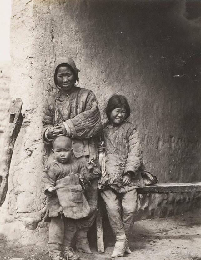 图5中央大员们威风八面,图9女孩缠足太残忍_照片_孩子_场景