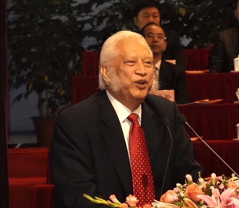 48年被华人收养的外籍弃婴熊德龙,成知名大富豪,用一生报答中国_印尼