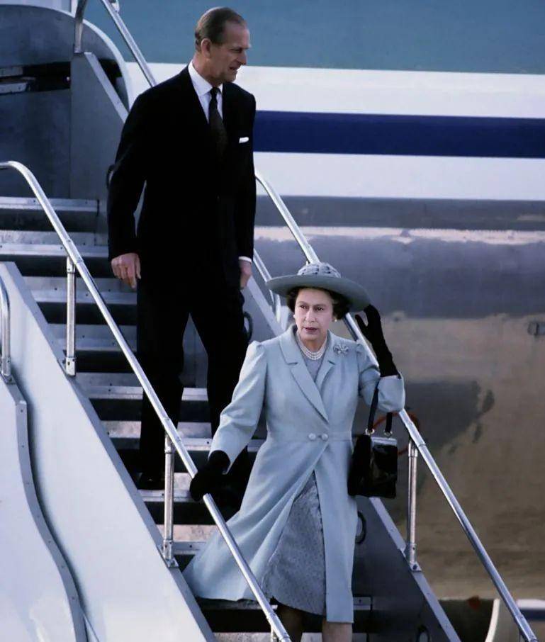 萨让特_刘易斯_伊丽莎白女王