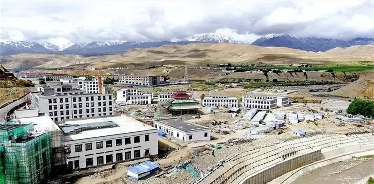 通往中尼边境却只需10公里,对于普兰县人民而言,出一趟国,比去一次