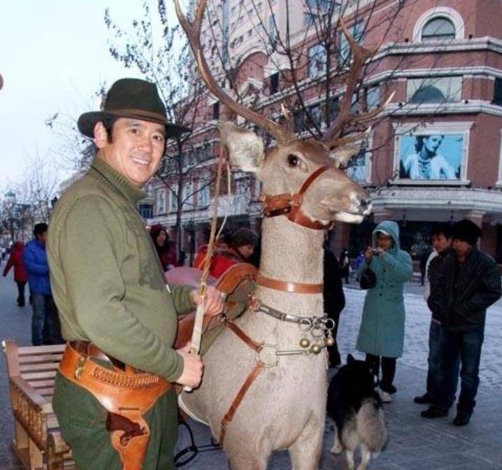 20多岁成百万富翁,50多岁娶俄罗斯美女,夫妻年龄相差30多岁